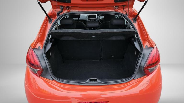 2016 Peugeot 208 1.2 PureTech XS White Hatchback 5dr Petrol Manual Euro 6 (82 ps) Hatchback Petro...