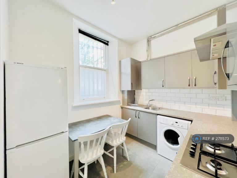 2 bedroom flat in Rosslyn House, London, SW2 (2 bed) (#2711573)