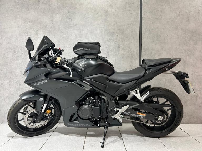 2025 Honda CBR500R - 890 miles - 1 OWNER!