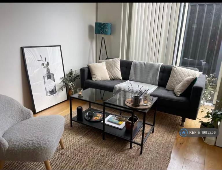 1 bedroom flat in Commercial Street, London, E1 (1 bed) (#1983258)