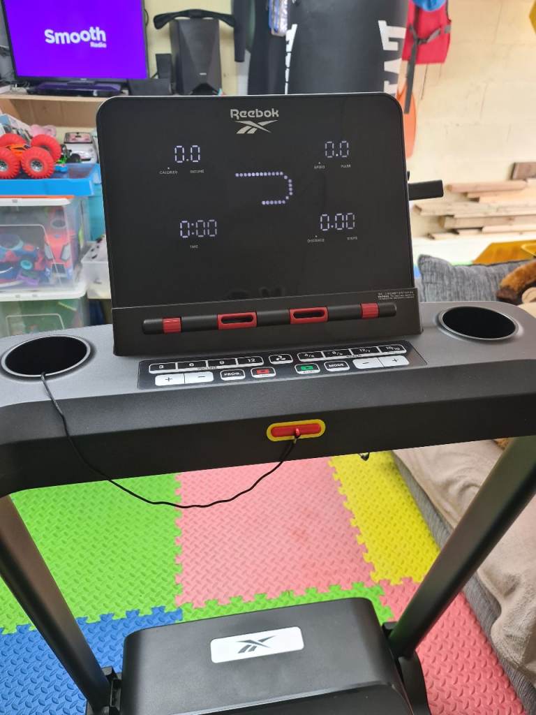 Reebok treadmill mill ,incline, folds up .