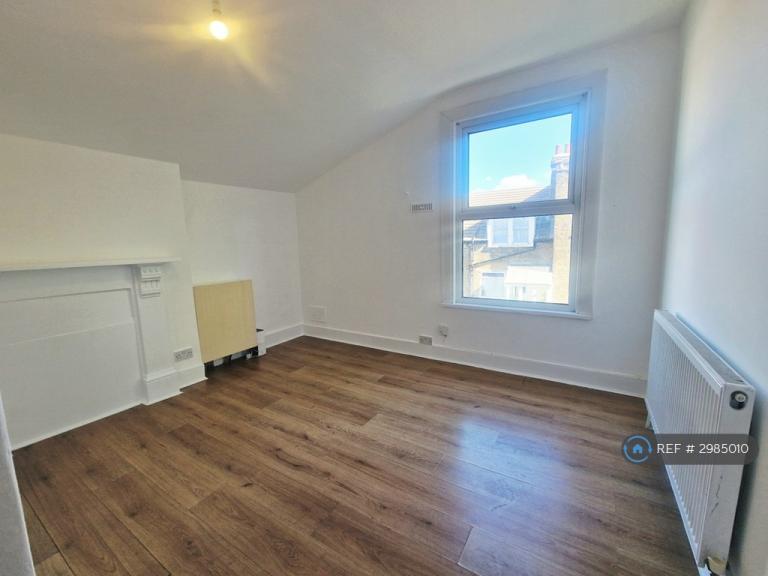 1 bedroom flat in Kingscourt Road, London, SW16 (1 bed) (#2985010)