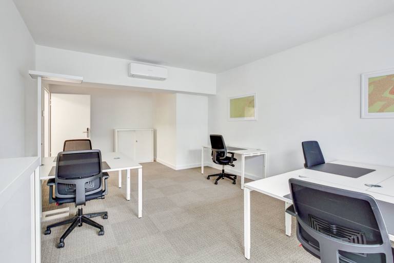 London - SW1Y 4JU \ Large Office Space with Flexible Setup for Up to 15 Workstations