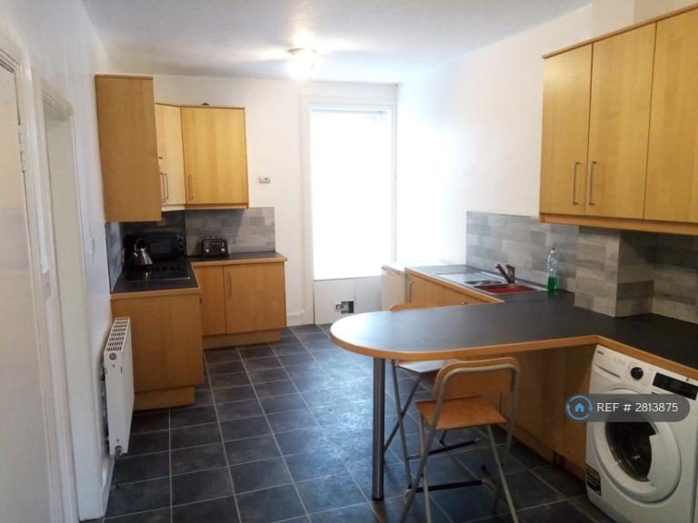 1 bedroom flat in Dura Street, Dundee, DD4 (1 bed) (#2813875)