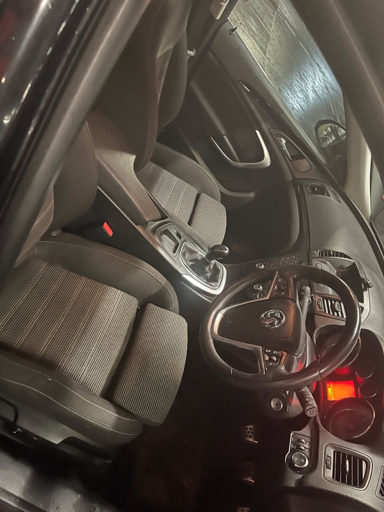 Vauxhall, INSIGNIA, Hatchback, 2011, Manual, 1796 (cc), 5 doors