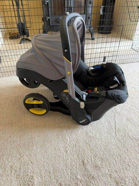 Doona Car Seat & Stroller with ISOFIX Base and Rain Cover – Good Condition
