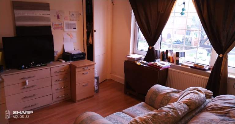 Bs9 huge double room ideal for couples (all utility bills included)