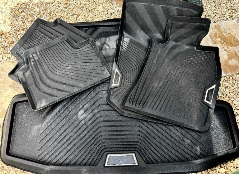 BMW 320i touring genuine rubber boot and front and rear footwell mats