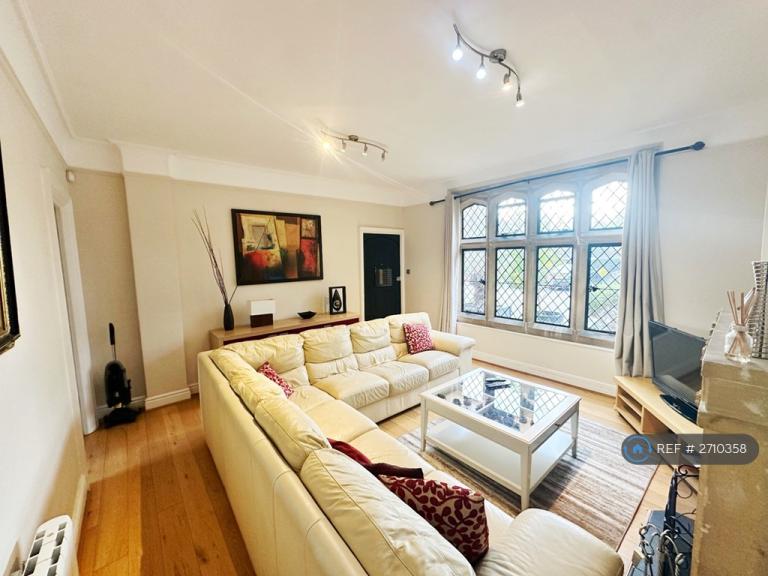 3 bedroom flat in Windsor Forest Court, Ascot, SL5 (3 bed) (#2710358)