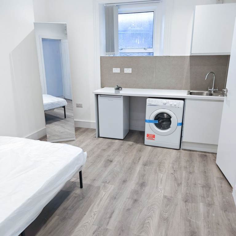 ** BRAND NEW STUDIO - ALL BILLS INCLUDED** Modern cosy studio apartment off Ealing Broadway 