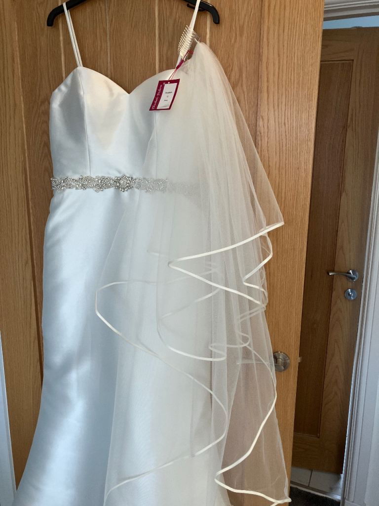 Beautiful White Wedding Dress with Veil – As Good As New