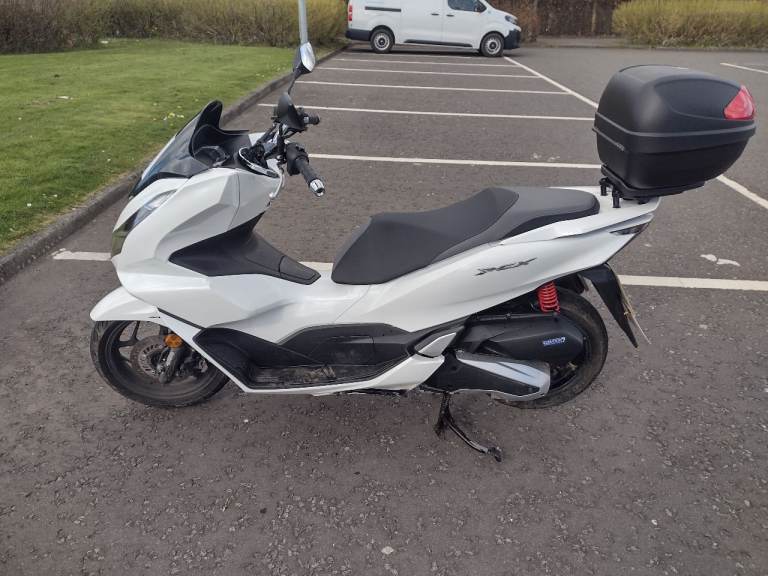 Honda Pcx 125 2021 in excellent condition with Top box and cover