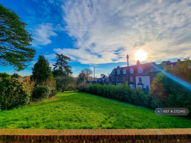 4 bedroom house in Cronks Hill Road, Redhill, RH1 (4 bed) (#2723412)