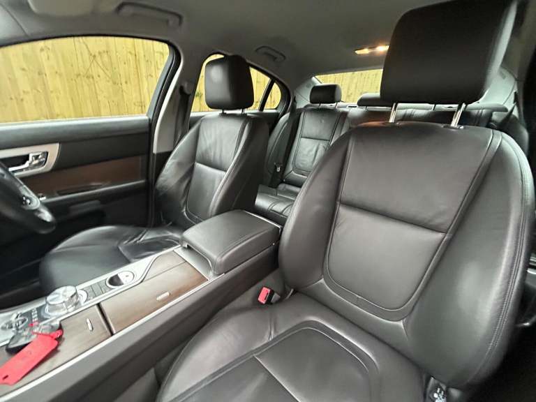 JAGUAR XF 3.0 d V6 240*LUXURY*ONLY73K-Xenons-Nav-BT&amp;Dab-LTHR**Stunning Example