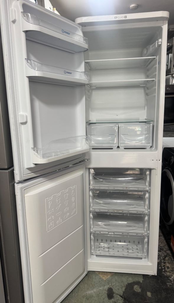 Indesit fridge freezer 55/175cm cléan and complete fully working order for se