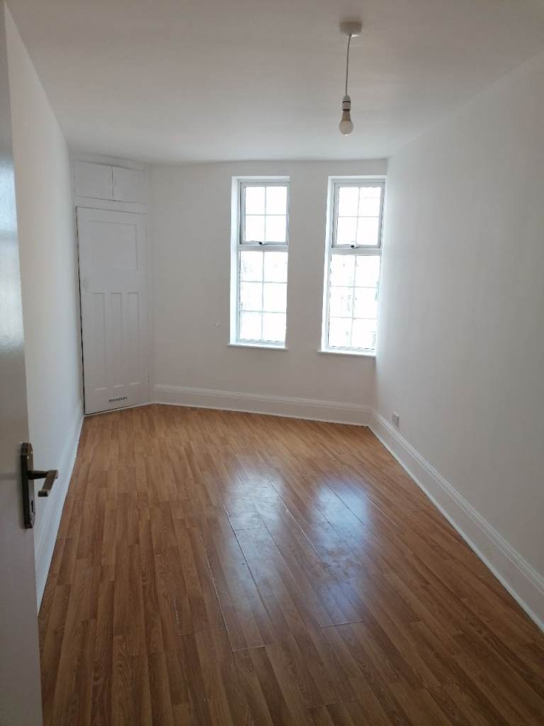 1/2 bedrooms flat next to Romford Station