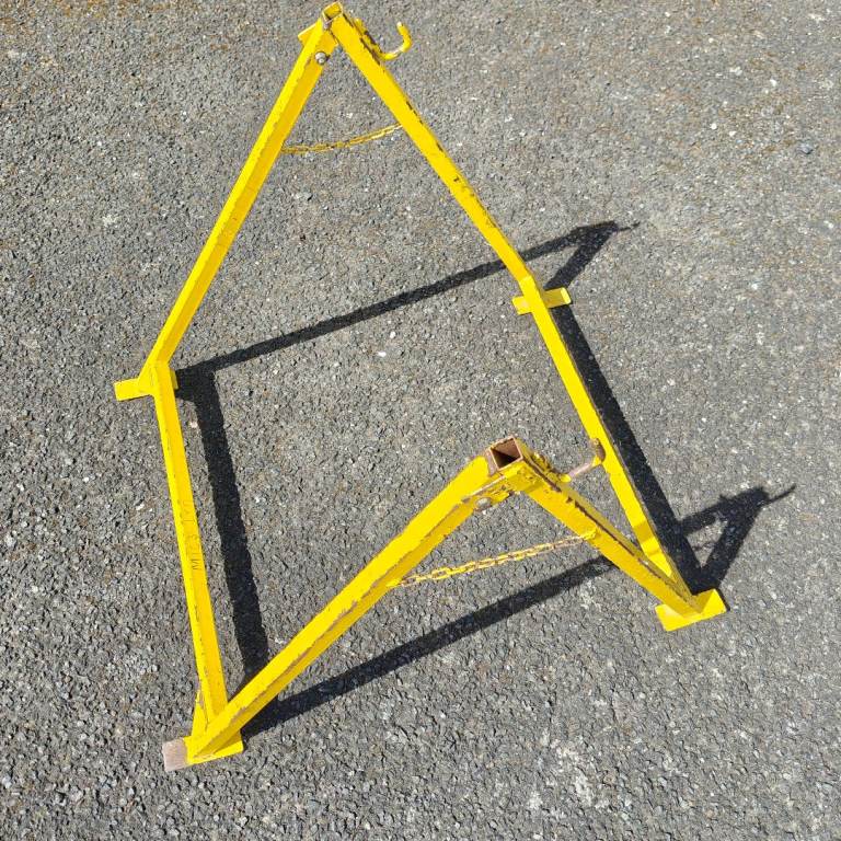 Large cable & pipe reel stand drains cable 