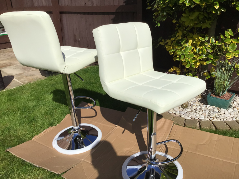 £38 EACH STOOL, BRAND NEW IN MANUF PACKAGING, LAKELAND CREAM LEATHER FAUX GAS LIFT SWIVEL BAR STOOLS