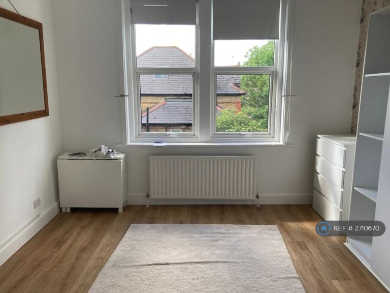 Studio flat in Mount Adon Park, London, SE22 (#2710670)