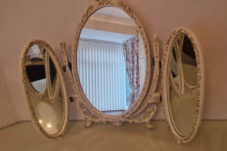 Dressing table mirror