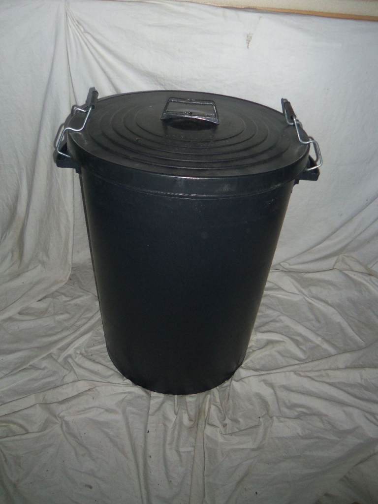 DUSTBIN OR STORAGE BIN BLACK  PLASTIC 95L WITH LID & LIFTING HANDLE CLIPS  NEW UNUSED CLEAN