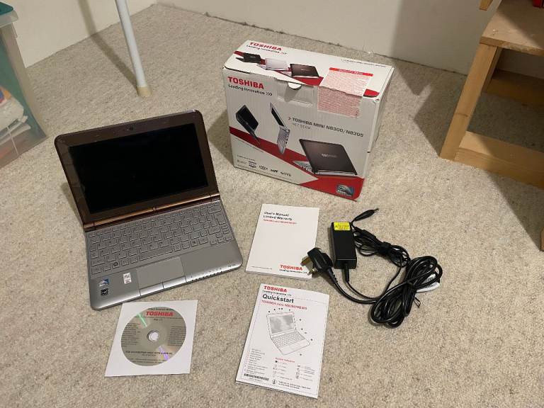 Toshiba Mini Netbook NB305