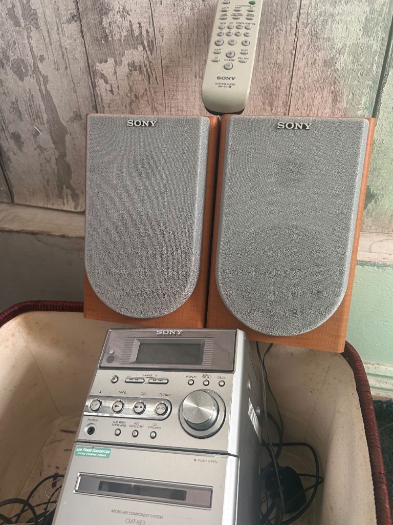 Lovely Sony stereo and speaker set