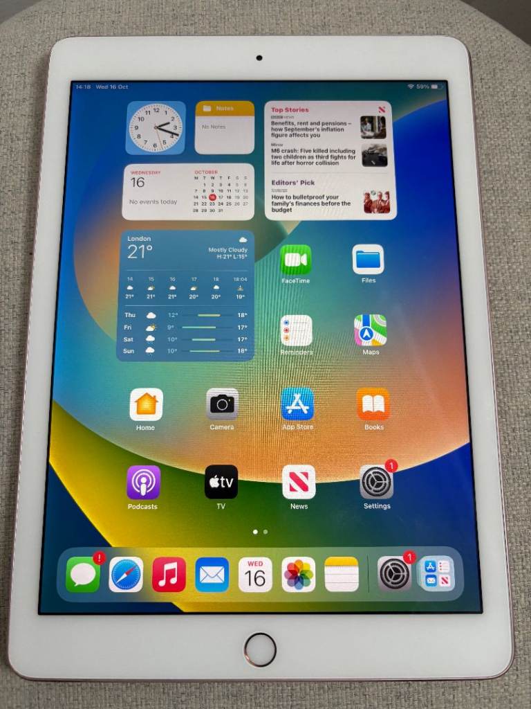 APPLE IPAD PRO 128GB IOS16 9.7 INCH WIFI - FREE charger - great condition - can deliver