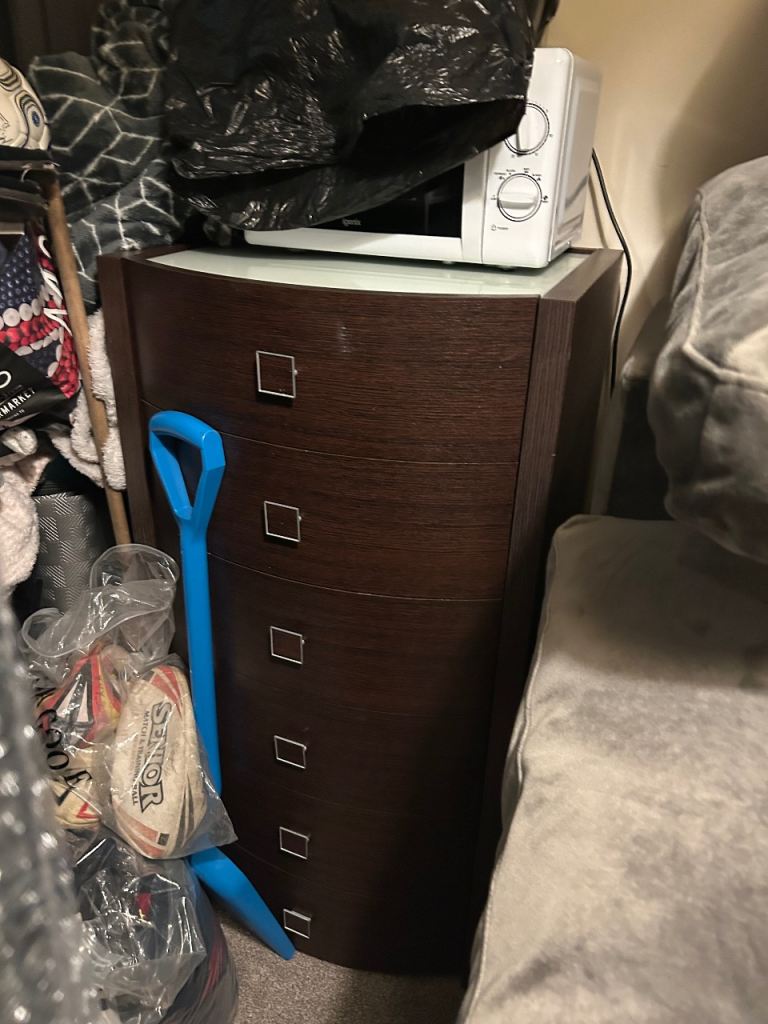 2 x bedside cabinets and a set of drawers 