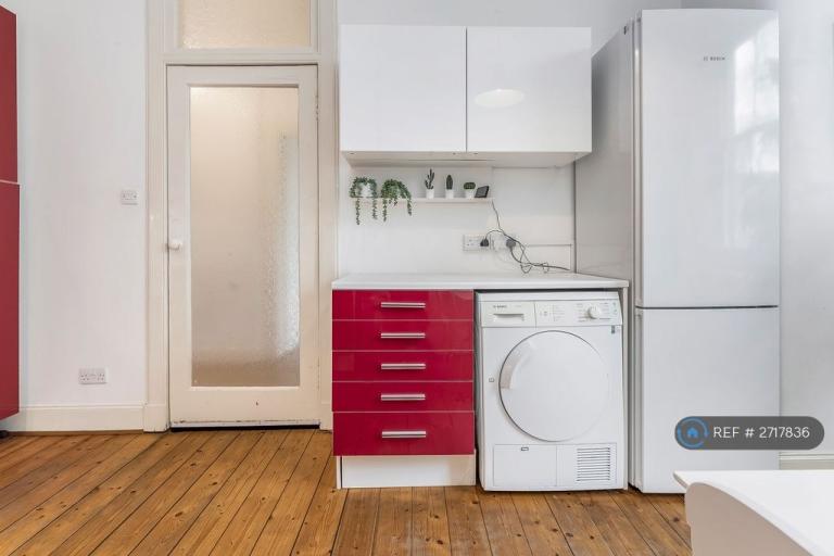 2 bedroom flat in Dalmeny Street, Edinburgh, EH6 (2 bed) (#2717836)