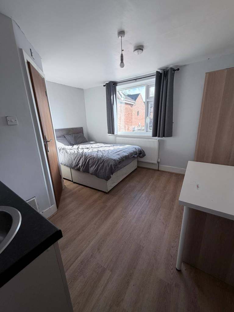 5 ensuite bedrooms house in Dudley to let