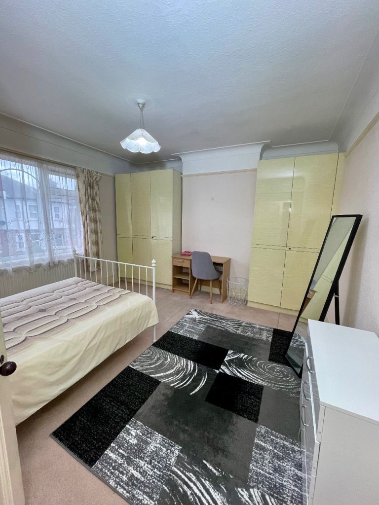 Spacious Double room, Zone 3, bills included, 5 min walk to Norbury station