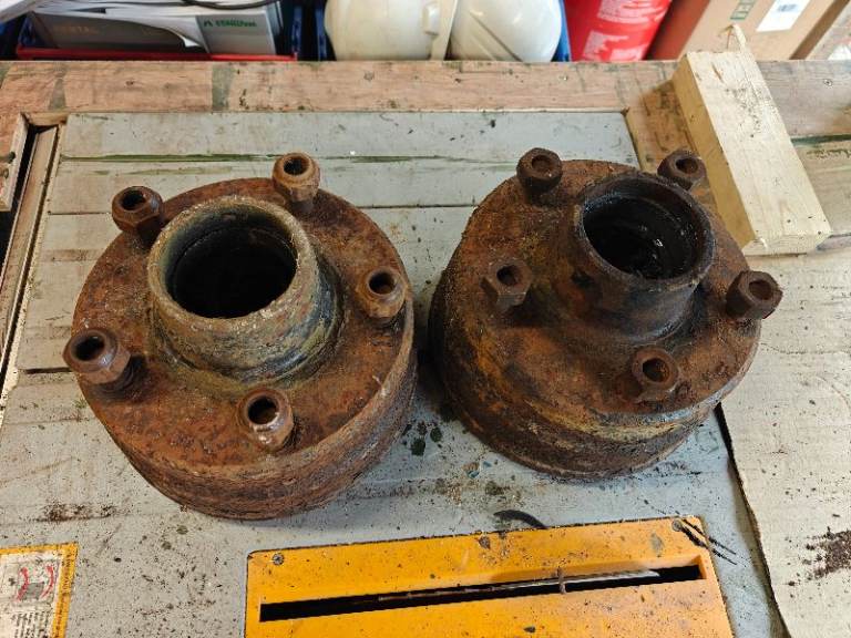 x2 Old Land Rover Hubs