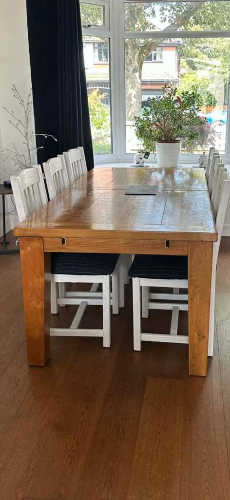 Solid Wood Extendable Dining Table solid oak cost over £600 when new great condition