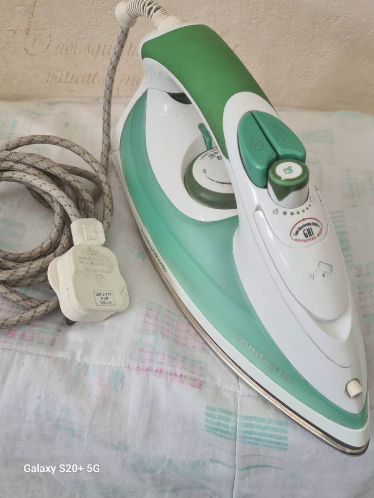 Morphy Richards Comfigrip steam iron