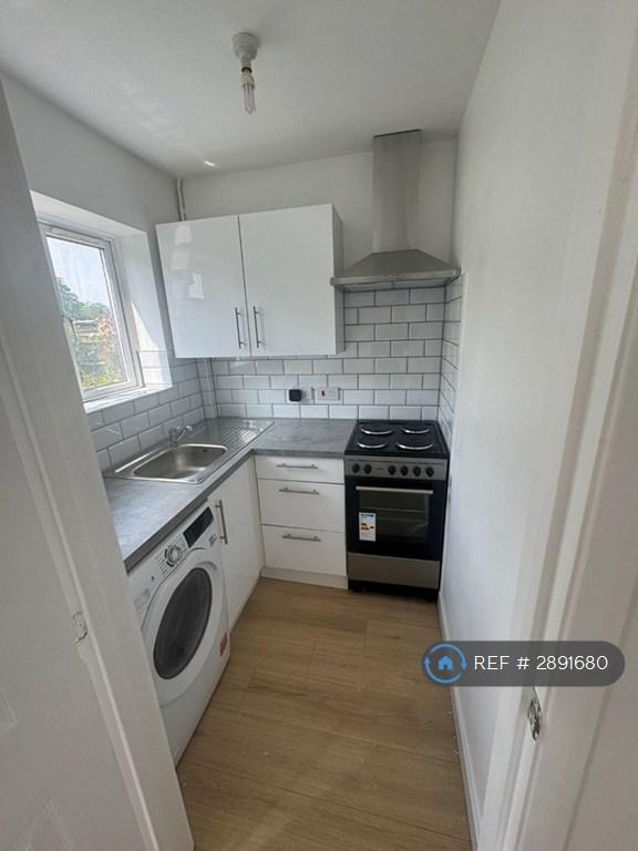 1 bedroom flat in Churchill Avanue, Aylesbury, HP21 (1 bed) (#2891680)