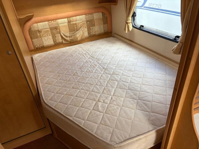  BAILEY PAGEANT BURGUNDY -FIXED BED CARAVAN WITH CORNER WASHROOM & MOTORMOVER