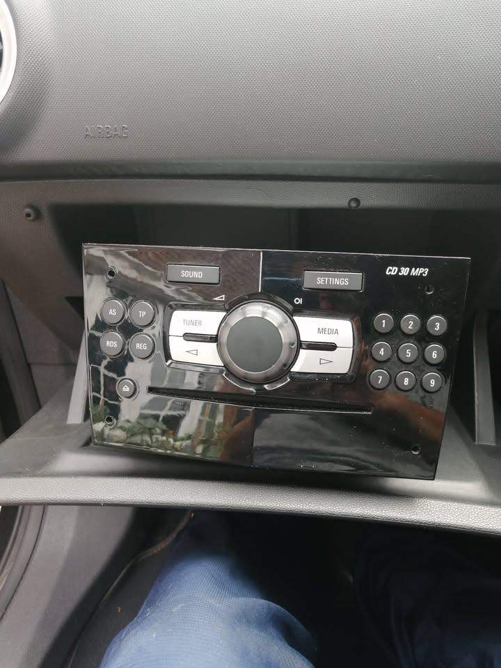 CORSA 2013 RADIO HEAD UNIT