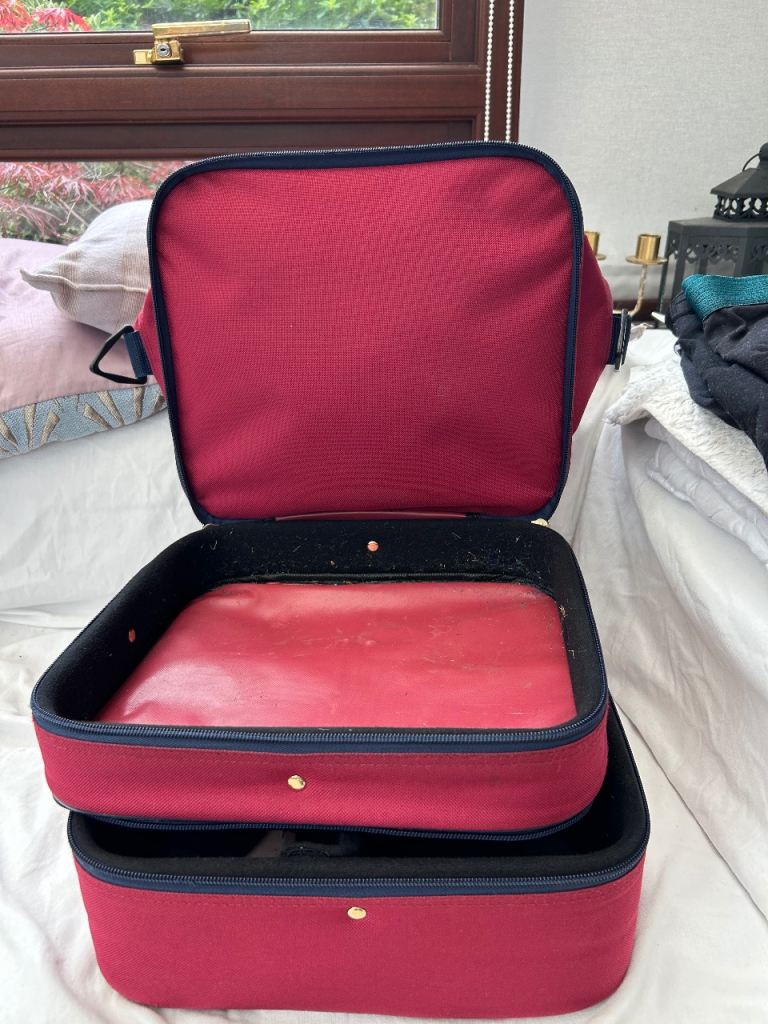 Acclaim bowling bag burgundy , bought new one season use, Excellent  Condition