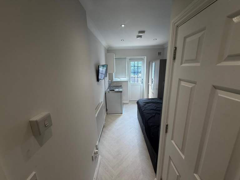 BENEFITS ACCEPTED - Studio Flat Available in Woodford Redbridge IG8