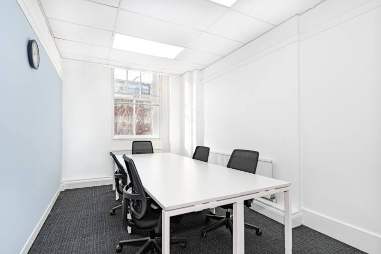 London - WC1X 8BP \ All-Inclusive Office Space for 4 Workstations