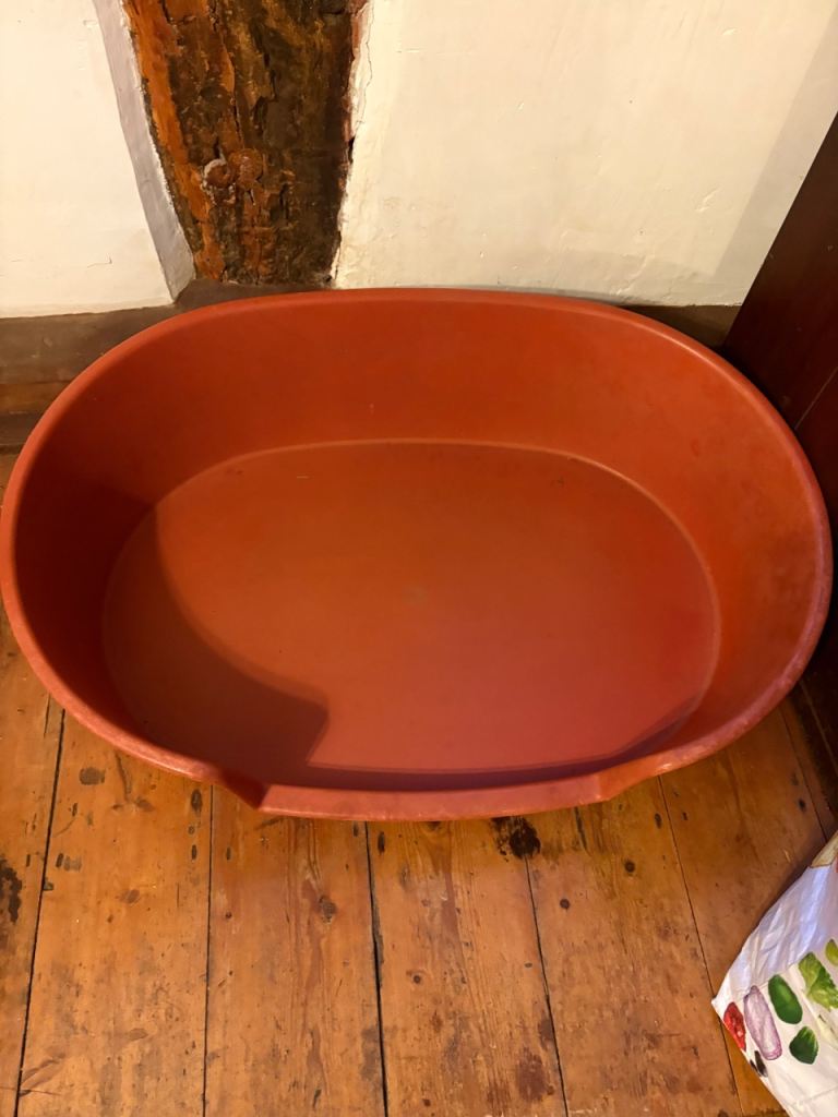 LARGE PLASTIC DOG BED