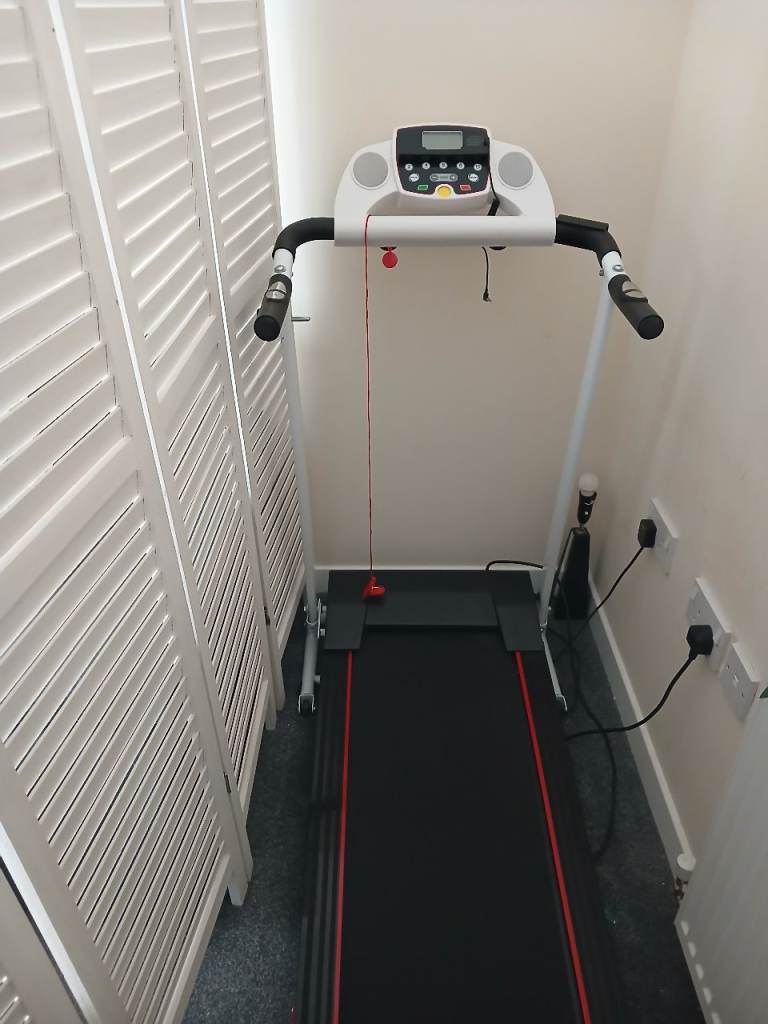 Treadmil in good working order folds flat for easy storage 
