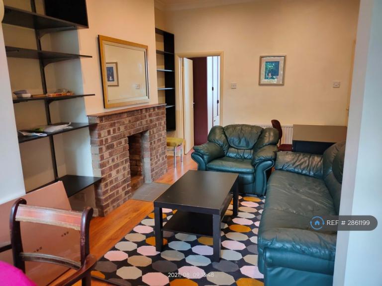 1 bedroom flat in Trinity Road, London, N2 (1 bed) (#2861199)