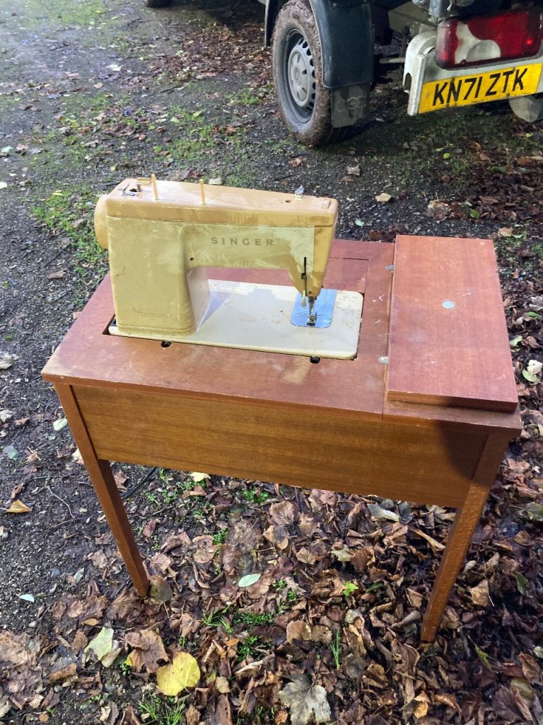 Vintage singer table sewing machine / the plug needs to be fixed / I can deliver 