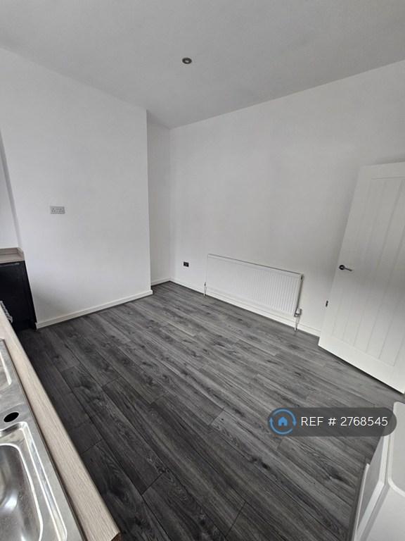 1 bedroom flat in Seafield Road, Wirral, CH62 (1 bed) (#2768545)