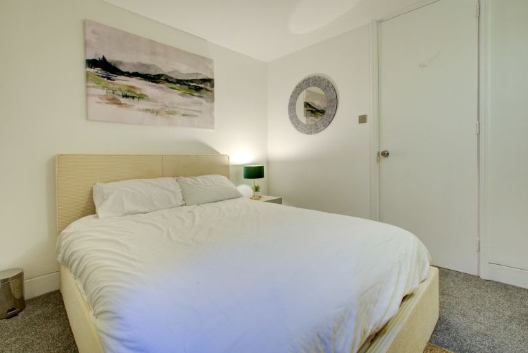 Bright Fully Furnished King Bed 2 mins from Station