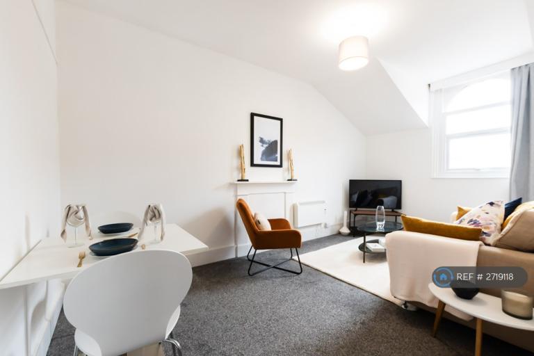 1 bedroom flat in Ashburton Road, Southsea, PO5 (1 bed) (#2719118)