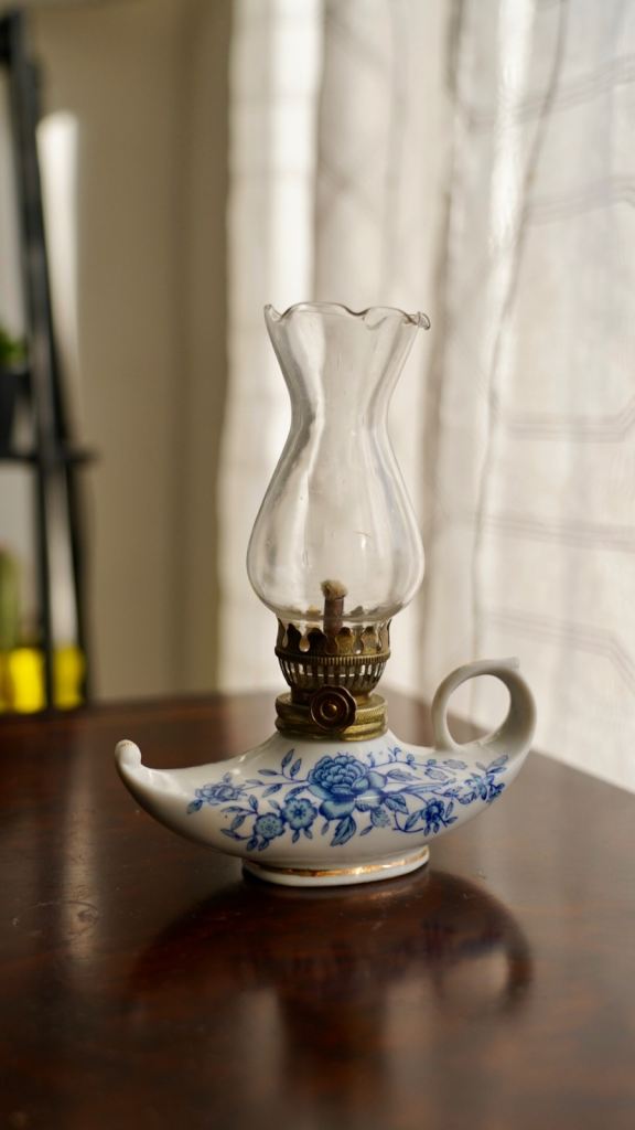 Ceramic oil lamp with blue floral pattern in Aladdin genie style