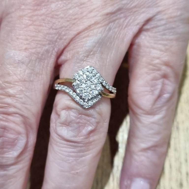 Gold 9ct Diamond cluster ring.  0.50ct. 